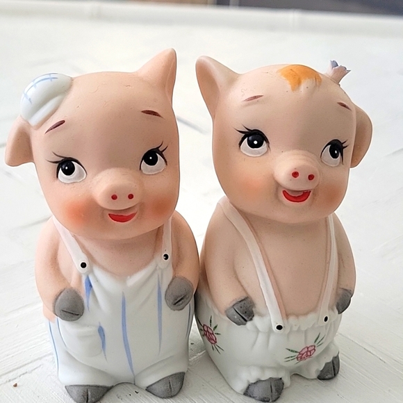 Two Little Pigs in Overall's Salt and Pepper Shakers Collectible Adorable - Picture 5 of 7